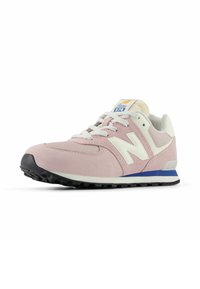 Baskets en suède rose et en mesh avec des accents blancs, des lacets et un talon bleu. Présentent une surface texturée et une semelle en caoutchouc noir durable.