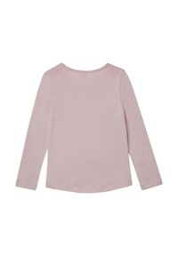 Langärmliges, hellrosafarbenes Baumwolloberteil mit rundem Ausschnitt und ohne sichtbare Muster oder Akzente. Glatte Textur und schlichtes Design.