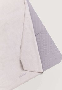 Sada podložek na jógu se soft taupe microfiber povrchem a flexibilním, texturovaným levandulovým gumovým podkladem s logem OYSHO.