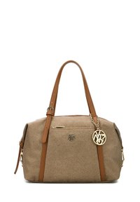 Borsa a tracolla beige con superficie testurizzata, manici in pelle marrone, hardware dorato, tasca frontale con zip e un charm decorativo con logo.
