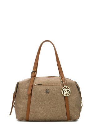 Borsa a tracolla beige con superficie testurizzata, manici in pelle marrone, hardware dorato, tasca frontale con zip e un charm decorativo con logo.