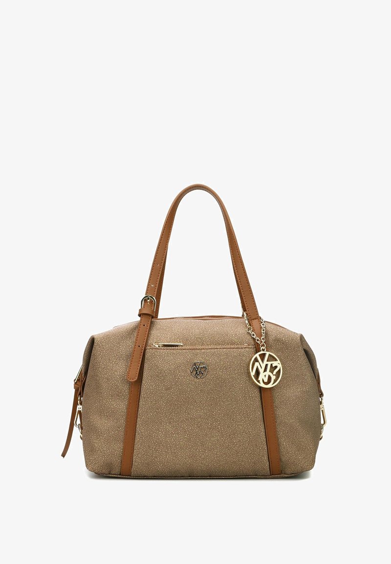 Borsa a tracolla beige con superficie testurizzata, manici in pelle marrone, hardware dorato, tasca frontale con zip e un charm decorativo con logo.