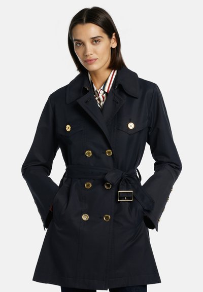 Jūras spēku mētelis izgatavots no izturīga materiāla, ar divrindu pogām, zelta pogām, noņemamu jostu un sānu kabatām.