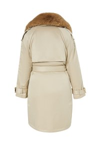 Cappotto beige con un grande colletto in pelliccia, vita con cintura e polsini arrotolati. Tessuto liscio con silhouette dritta e spacco posteriore.