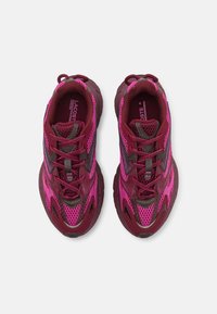 Tenisky Lacoste s vrškem z bordó a růžové síťoviny, strukturovaným vzorem, šedými akcenty, kulatými tkaničkami a polstrovanými podrážkami.