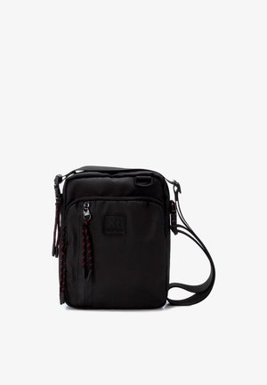 Bolso bandolera negro hecho de un tejido duradero, con compartimentos con cremallera y cuerdas decorativas rojas y negras. Incluye una correa ajustable.