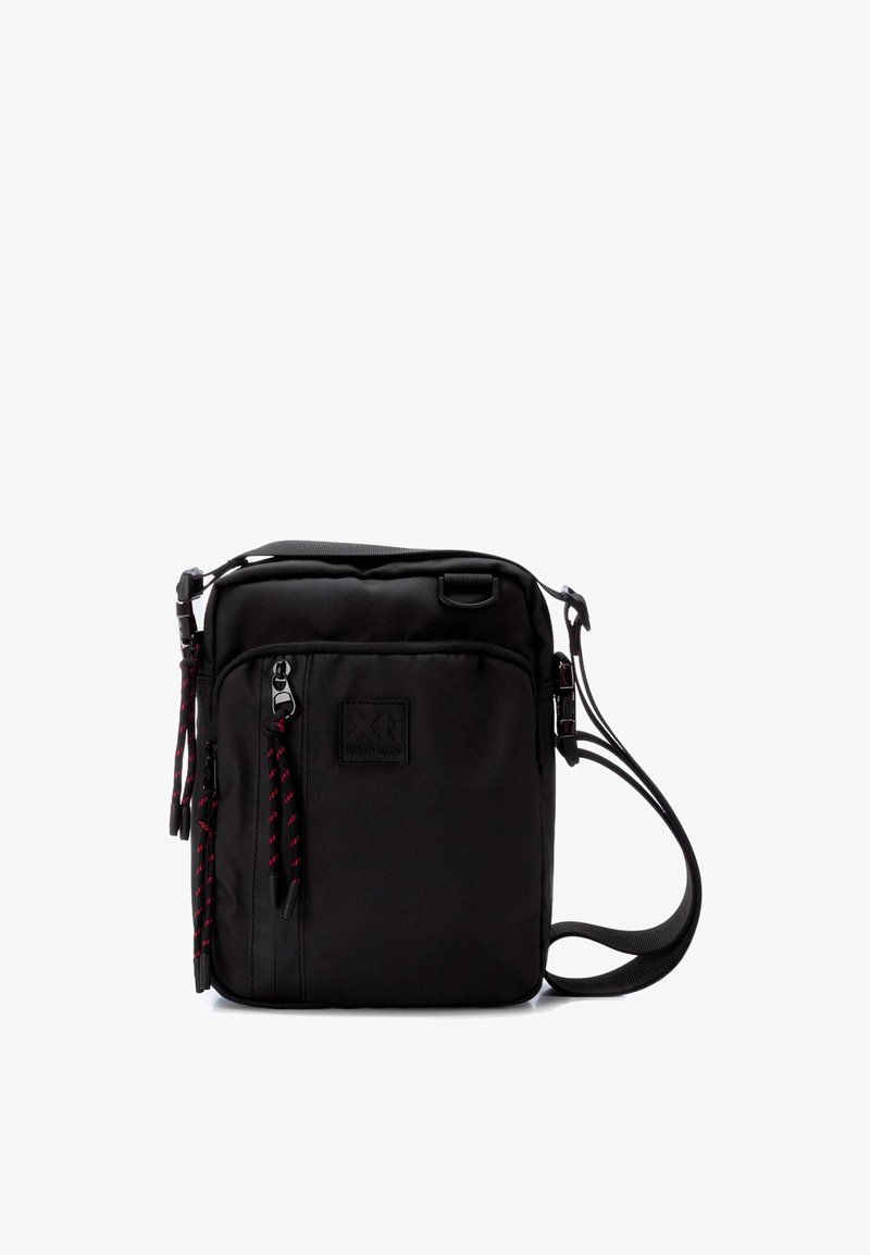 Bolso bandolera negro hecho de un tejido duradero, con compartimentos con cremallera y cuerdas decorativas rojas y negras. Incluye una correa ajustable.