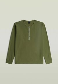 Langærmet henley-skjorte i olivengrøn med tekstureret stof, rund halsudskæring og tre-knaps knapstolpe ved brystet.