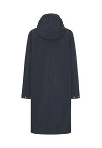 Navy długo płaszcz z odpinanym kapturem, długimi rękawami i detalami w postaci zapięć na zatrzaski przy mankietach. Wykonany z gładkiej, wodoodpornej tkaniny.