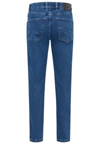 Niebieskie dżinsy z tylnymi kieszeniami, szlufkami na pasek oraz czarną metką "bugatti" na pasku, pokazane od tyłu.