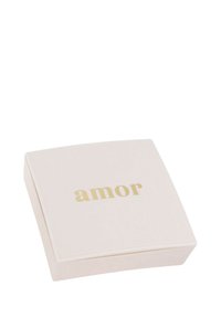 Fyrkantig sm blush pink smyckeslåda med en guldbokstav "amor" på locket, med slät yta och rundade hörn, minimalistisk design.