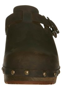 Zoccolo in pelle marrone con forma curvata, fibbia regolabile e dettagli in perline metalliche lungo la base. Superficie liscia con finitura opaca.