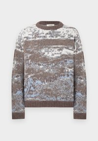 Pull en tricot à manches longues avec un motif abstrait type camouflage en marron, gris, blanc et bleu clair, avec poignets et ourlet côtelés.