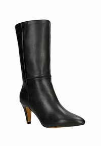 Czarne skórzane kozaki do kolan z wąskim noskiem i smukłym obcasem. Posiadają gładką fakturę i subtelne detale szwów wzdłuż cholewki.
