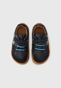Παιδικά παπούτσια σε ναυτικού μπλε χρώμα από δέρμα και σουέτ, με λουράκι Velcro, μπλε κορδόνια και  σόλα από καουτσούκ.