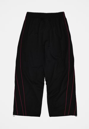 Schwarze Sporthose mit lockerem Schnitt, Mesh-Gewebe und kontrastierenden pinken Seitenstreifen. Elastischer Bund mit Kordelzug zur Anpassung.