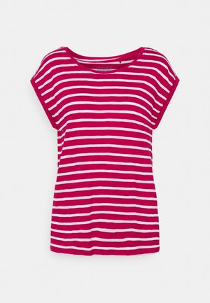 Rood T-shirt met korte mouwen, witte horizontale strepen en een ronde hals, afgebeeld op een effen witte achtergrond.