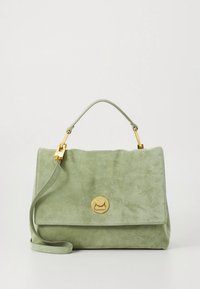 Grön mockaväska med en strukturerad form, guldfärgade metalldetaljer, ett handtag upptill och en avtagbar axelrem för mångsidiga bäralternativ.