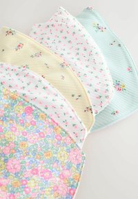 Viisi kerroksista kangasruokalappua, joissa pastelliväriset kukkakuviot vaaleanpunaisina, keltaisina, valkoisina, vihreinä ja sinisinä sävyinä valkoisella taustalla.