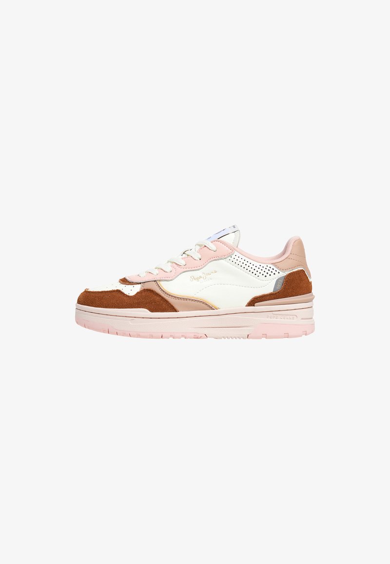 Sneaker dengan bagian atas kulit putih, aksen suede cokelat, dan detail merah muda. Menampilkan sol yang bercorak dan sisi berlubang untuk sirkulasi udara.