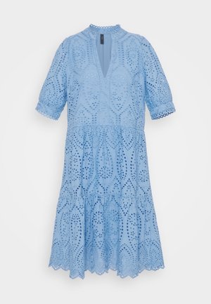 Lichtblauwe midijurk met oogjeskantpatronen, korte pofmouwen, gekartelde randen en een V-hals.