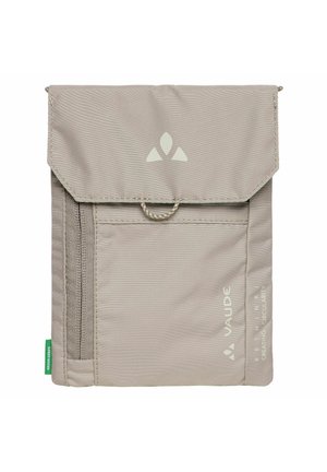 Bustina rettangolare beige con patta ripiegata, tasca con cerniera a sinistra, logo VAUDE e testo "Rethink! Creating Circularity".