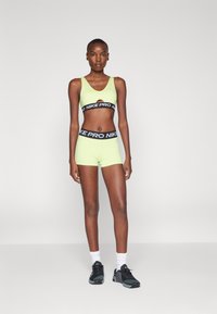 Nike Performance INDY PLUNGE BRA - Sujetadores deportivos con sujeción media - light lemon twist