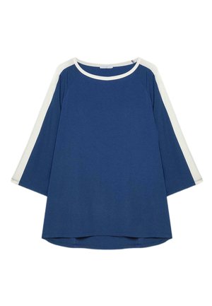 Blauw top met lange mouwen met witte strepen op de schouders en mouwen, ronde hals en losse pasvorm.