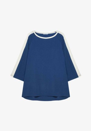 Blauw top met lange mouwen met witte strepen op de schouders en mouwen, ronde hals en losse pasvorm.