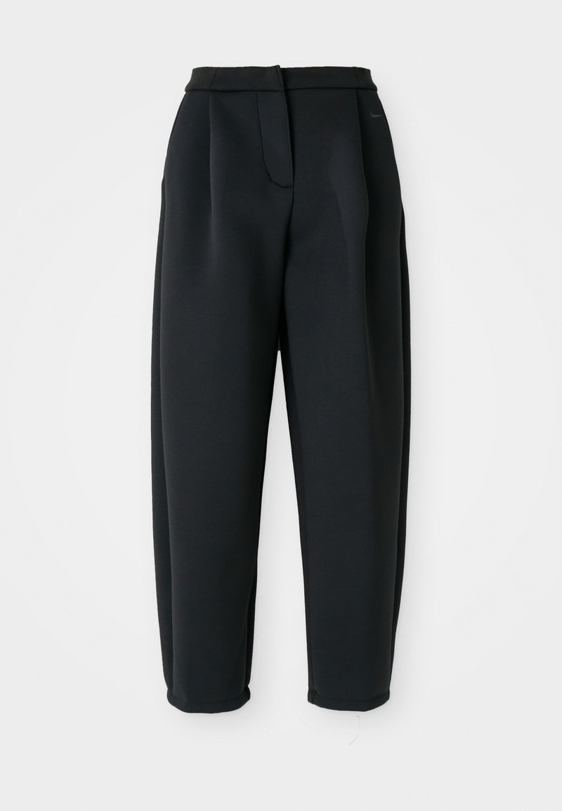 Pantaloni neri realizzati in un tessuto liscio, con vita su misura, frontale plissettato e gamba affusolata con orli ripiegati.