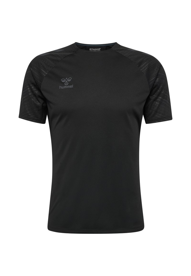Camiseta deportiva negra de manga corta, hecha de un tejido suave, con un sutil patrón a rayas en los hombros y un pequeño logo en el pecho.