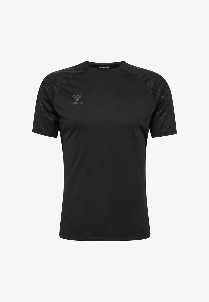 Camiseta deportiva negra de manga corta, hecha de un tejido suave, con un sutil patrón a rayas en los hombros y un pequeño logo en el pecho.