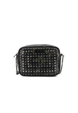 Borsa a tracolla in pelle nera caratterizzata da borchie in tono argento disposte in un motivo a griglia, chiusura con zip e tracolla a catena. Forma rettangolare.