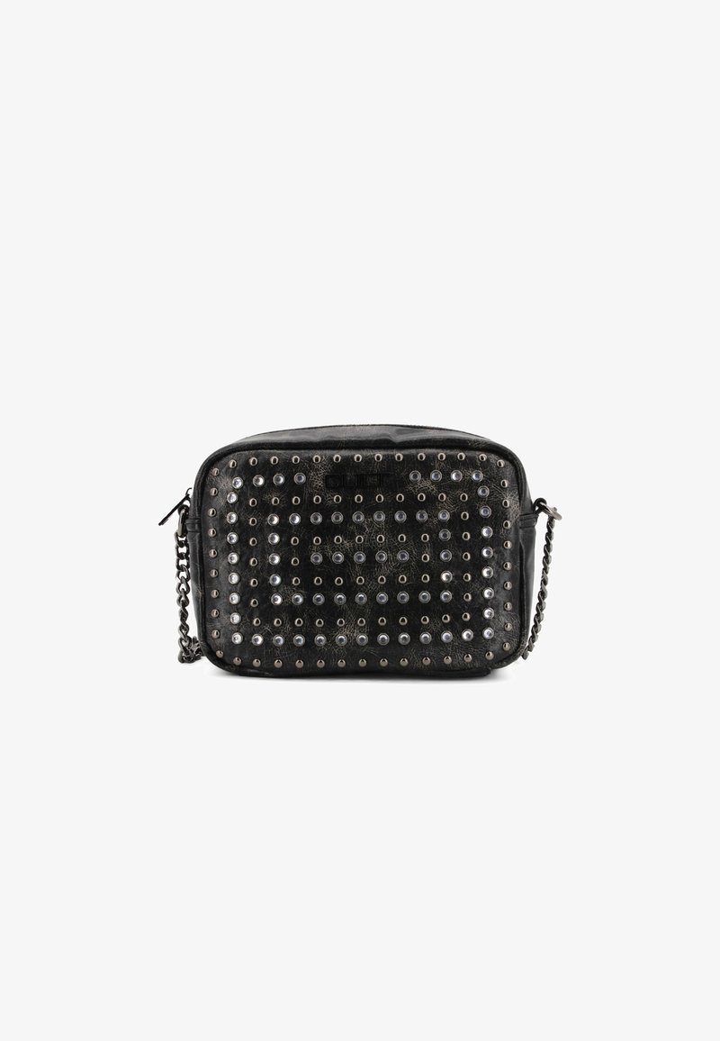 Borsa a tracolla in pelle nera caratterizzata da borchie in tono argento disposte in un motivo a griglia, chiusura con zip e tracolla a catena. Forma rettangolare.