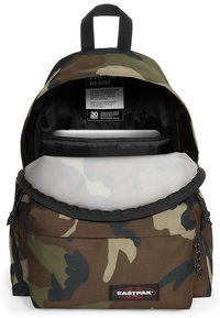 Mochila de camuflaje con un bolsillo frontal cerrado con cremallera. El interior cuenta con un compartimento acolchado para un portátil. Fabricada con un tejido duradero, detalles en negro y logotipo.