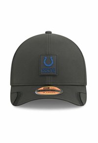 Schwarze, schlanke Kappe mit strukturiertem Design. Mit blauem Hufeisen-Logo und dem Text "Indianapolis Colts" auf einem rechteckigen Patch. Weicher Stoff.