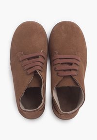 Chaussures en daim marron avec bouts ronds, design à lacets, coutures renforcées et doublure intérieure douce. Présentent une forme simple et minimaliste.