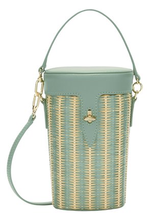 Mała strukturalna torebka typu bucket z plecionym beżowo-zielonym korpusem, zielonym skórzanym obszyciem, górnym uchwytem i odpinanym paskiem na ramię.