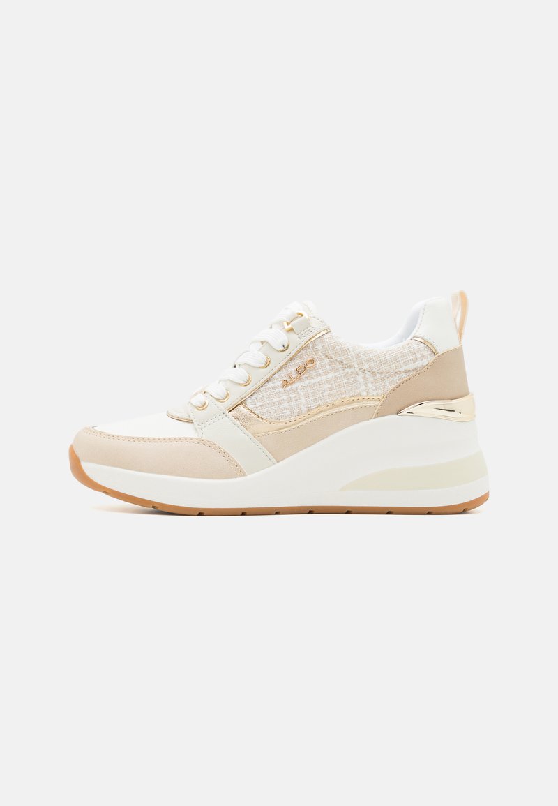 Sneaker con zeppa in una combinazione di colori beige e bianco, caratterizzate da un pannello in tessuto testurizzato, chiusura con lacci e dettagli dorati sui lati.