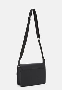 Borsa a spalla nera con forma rettangolare, materiale testurizzato e patta pieghevole. Presenta una tracolla regolabile e hardware minimale.