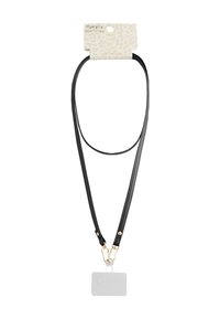 Lanyard de cuero negro con dos sujetadores, que presenta un soporte de tarjeta rectangular transparente en la parte inferior. Acentos de hardware dorado.