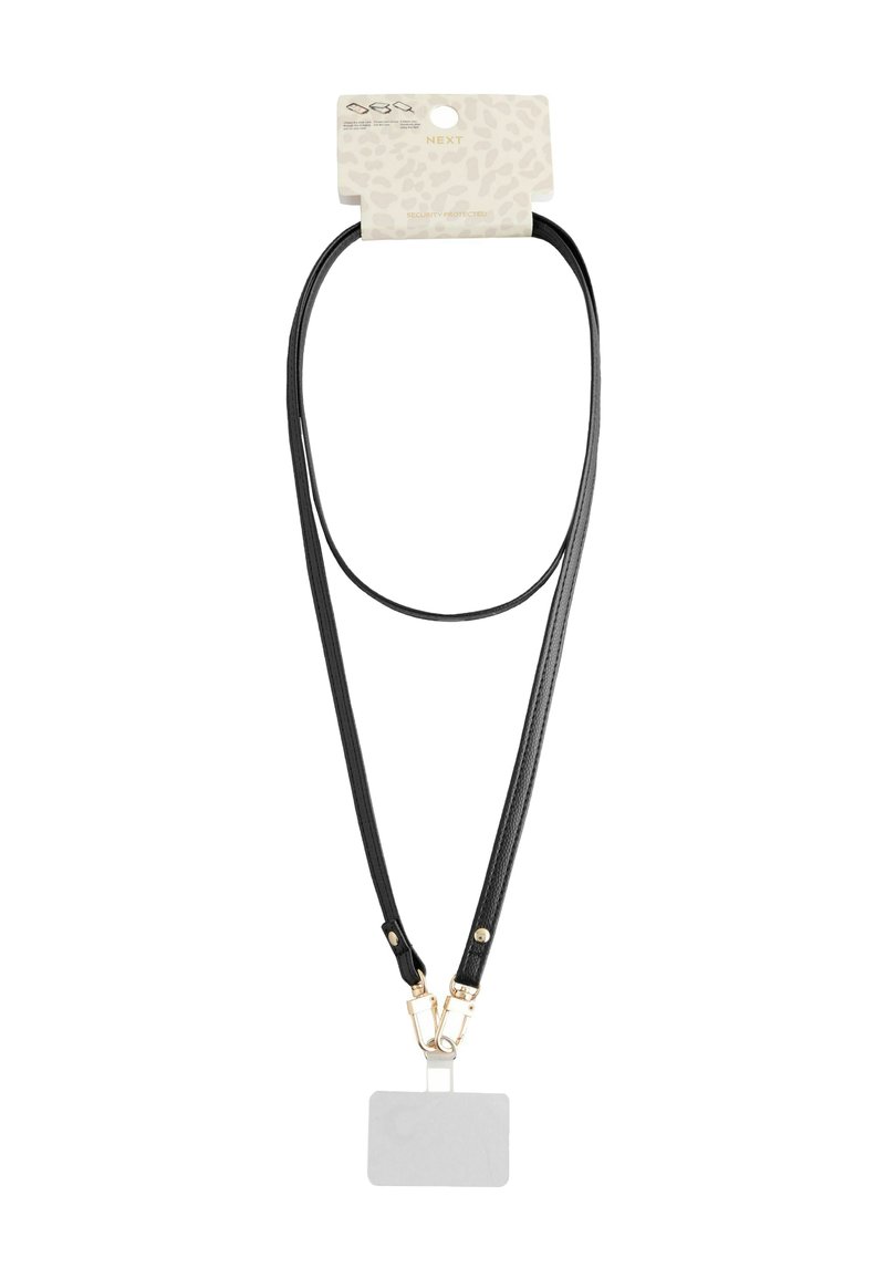Lanyard de cuero negro con dos sujetadores, que presenta un soporte de tarjeta rectangular transparente en la parte inferior. Acentos de hardware dorado.