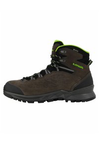 Scarpa da trekking in camoscio marrone con dettagli neri, suola intermedia texturizzata, lacci verdi e colletto. Realizzata in materiale GORE-TEX impermeabile e dotata di una suola robusta.