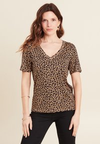 Korte mouwen v-hals t-shirt in een bruin en zwart dierenpatroon, met een zachte textuur en een relaxte fit. Minimale hardwareaccenten.