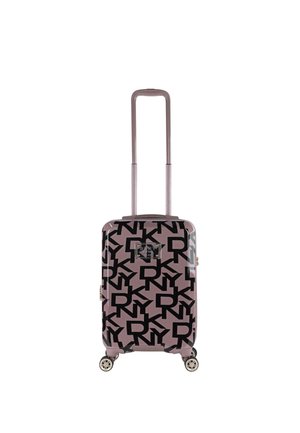 Maleta rígida de color rosa con letras gráficas en negro. Cuenta con un asa retráctil, cuatro ruedas y detalles de metal.