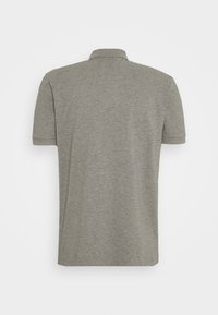 Polo gris à manches courtes en tissu doux, avec un col classique et un design épuré et simple sans embellissements supplémentaires.