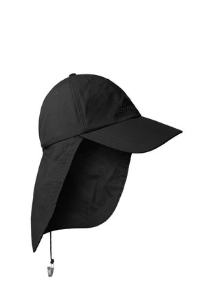 Schwarzer Outdoor-Hut mit breiter Nackenschutzklappe, gebogenem Schirm, verstellbarem Kinnriemen und dezentem Berglogo auf der Vorderseite.