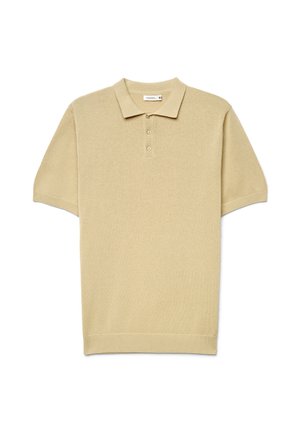 Polo a maniche corte in beige chiaro, realizzata in tessuto lavorato a maglia. Presenta un colletto classico, una patta con tre bottoni e bordi a costine sull'orlo e sulle maniche.