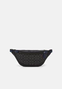 Sac banane en nylon noir avec un motif monogramme subtil. Caractéristiques : accents bleus, fermeture zippée et design courbé.