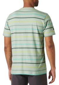 Camiseta de manga corta verde claro con rayas horizontales en diferentes tonos de teal, gris y amarillo, con cuello redondo.